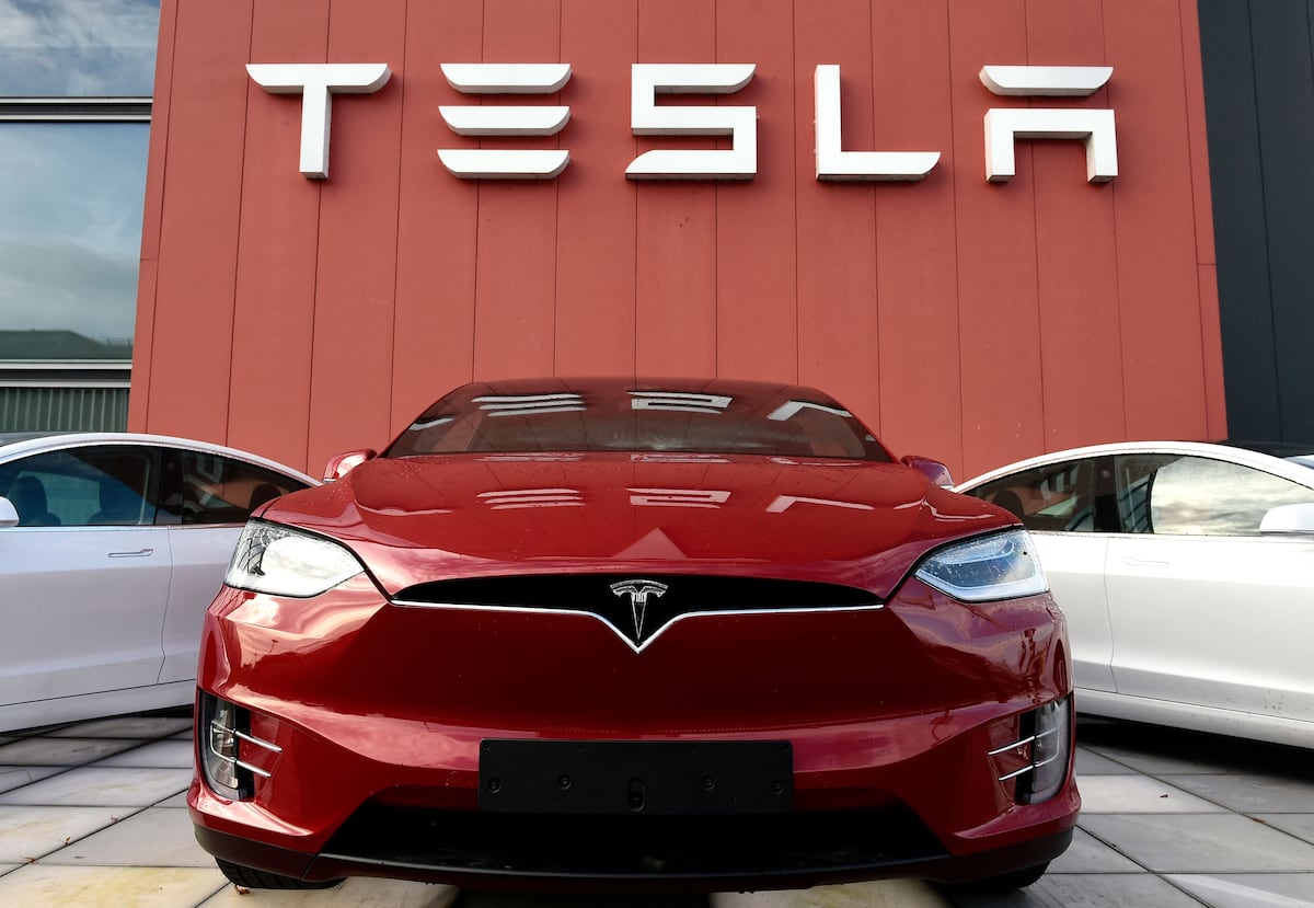 Tesla, con ventas récord, multiplica ganancias por 4 en tercer trimestre