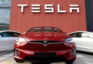 Tesla, con ventas récord, multiplica ganancias por 4 en tercer trimestre