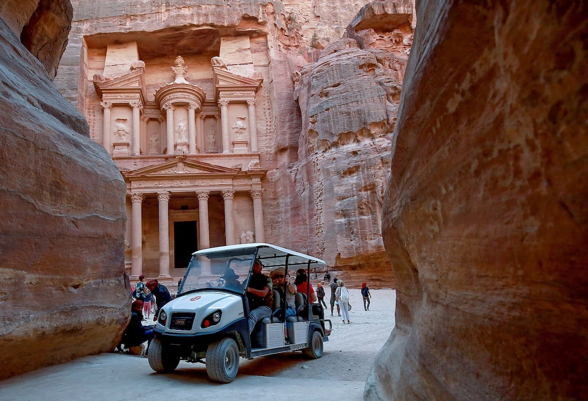 Coches eléctricos sustituyen a los carruajes en la turística Petra, Jordania