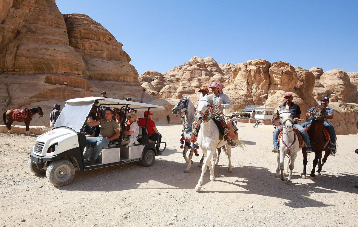 Coches eléctricos sustituyen a los carruajes en la turística Petra, Jordania